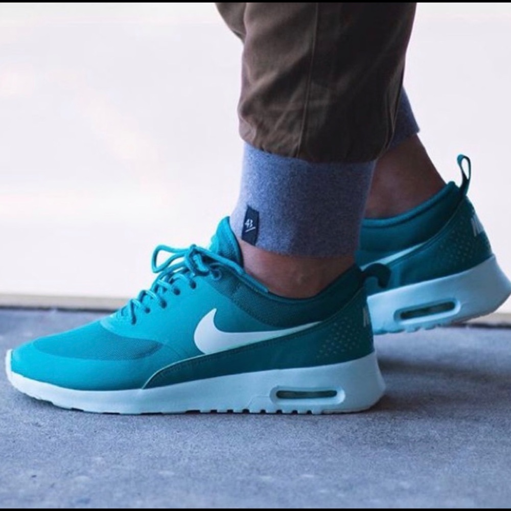 Nike Air Max Thea Sneakers 8.5 (Radiant Emerald)